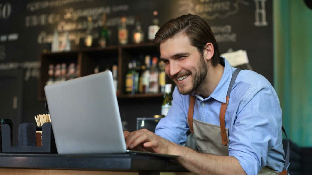 LYON Eats application, outil et solution de commande en ligne clic & collect réservation et livraison création de site web et community manager spécialisé pour les restaurants et métiers de bouche création de contenu vidéos et photos site web à emporter sans comissions